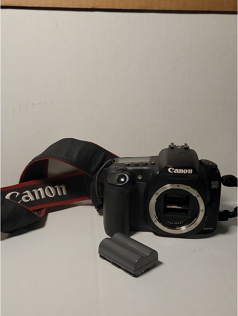 Near MINT Canon EOS 20D 8.2 MP Digital SLR Camera, Battery